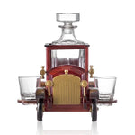 דיקנטר וויסקי במכונית עץ עתיקה