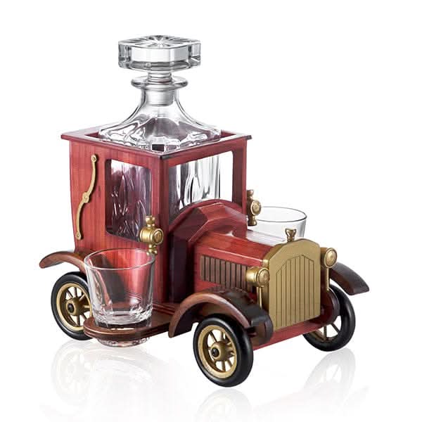 דיקנטר וויסקי במכונית עץ עתיקה