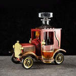 דיקנטר וויסקי במכונית עץ עתיקה