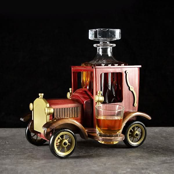 דיקנטר וויסקי במכונית עץ עתיקה