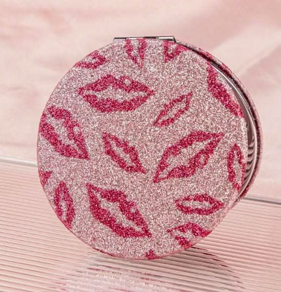 מראה מעוצבת לתיק