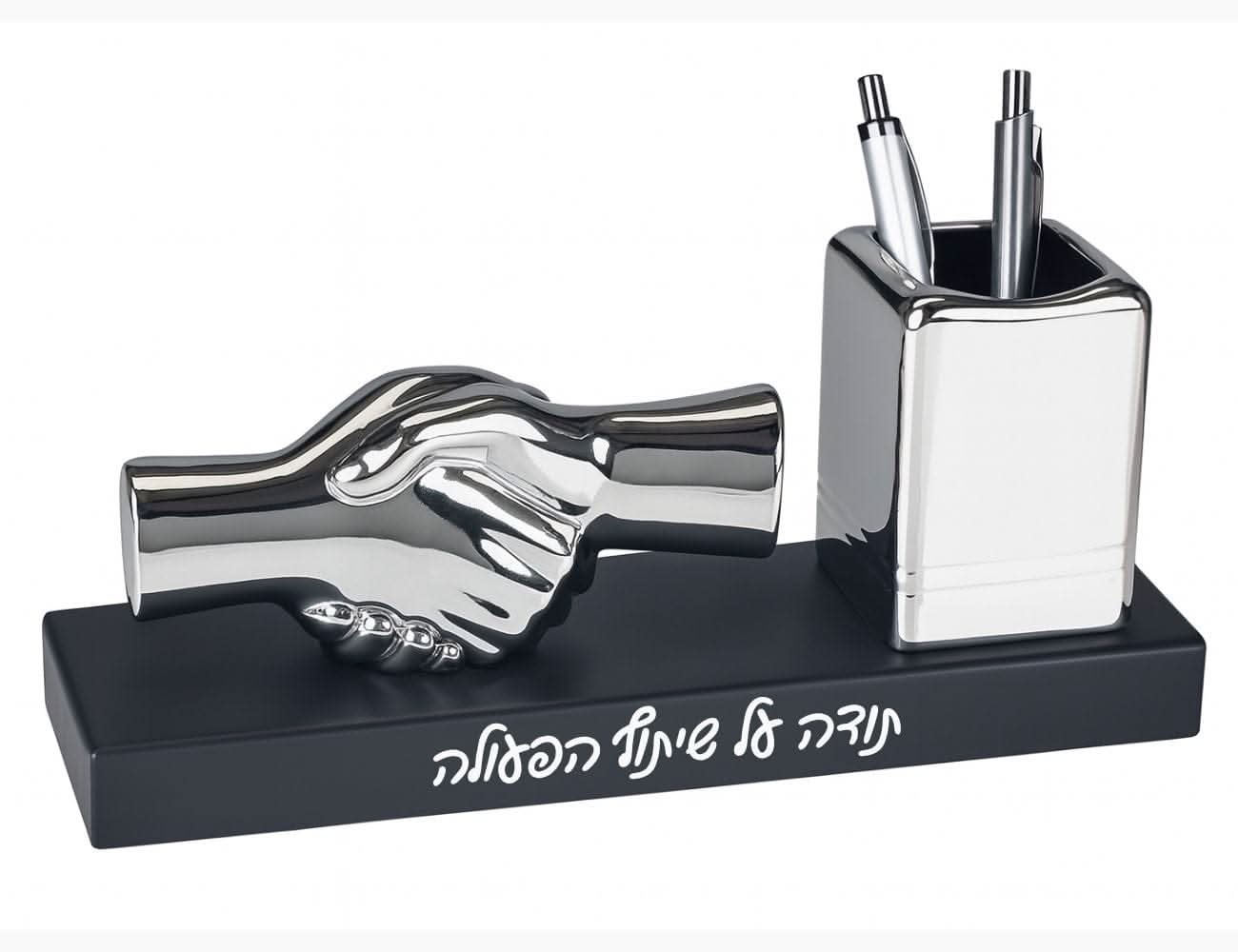 מעמד שולחני עם כוס לעטים לחיצת ידיים - Image 2