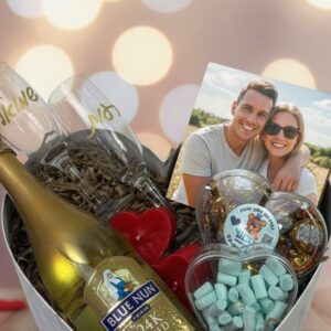 LOVE BOX מאוהב גדול: בקבוק יין, כוסות, תמונה ומתוקים בתוך קופסת לב