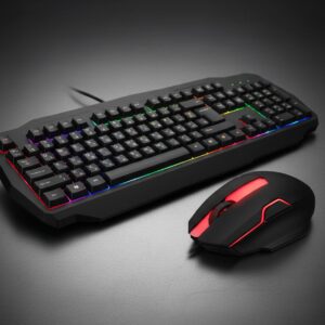 מקלדת ועכבר גיימינג שחורים עם תאורת RGB על רקע כהה