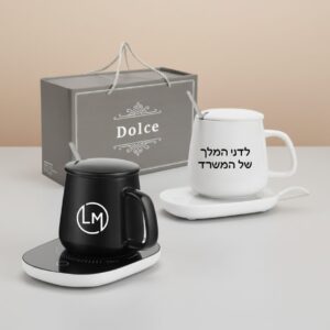 מארז כוס ופלטת חימום שחורה ולבנה עם כיתוב, קופסת מתנה ברקע