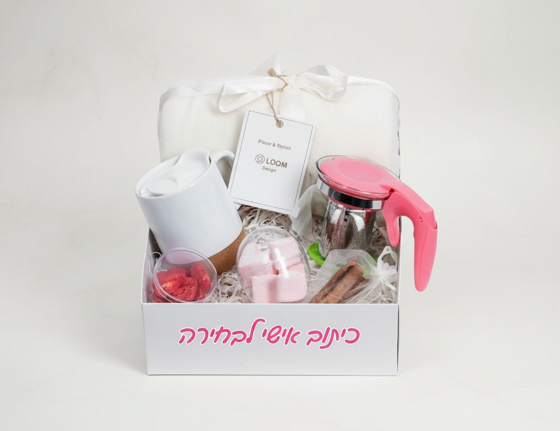 קנקן זוגי לחליטת תה, ספל לבן, מרשמלו ופירות יבשים במארז מתנה
