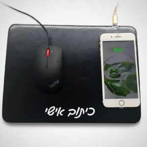 משטח עכבר שחור עם עכבר ThinkPad וטלפון נטען