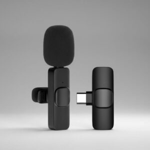 מיקרופון אלחוטי שחור לטלפון עם מתאם USB-C על רקע אפור