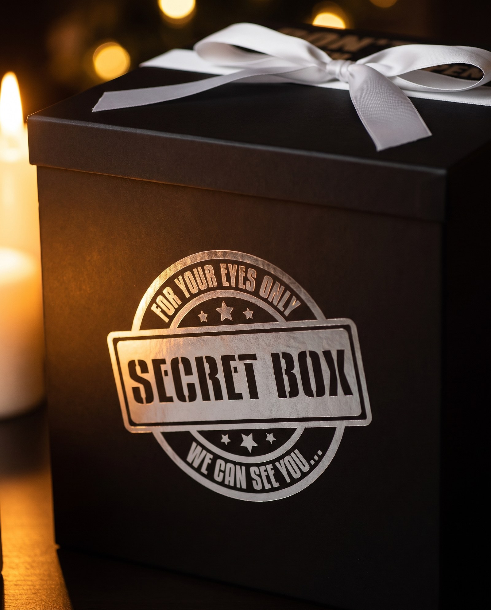 לוגו SECRET BOX על קופסה שחורה מטאלית