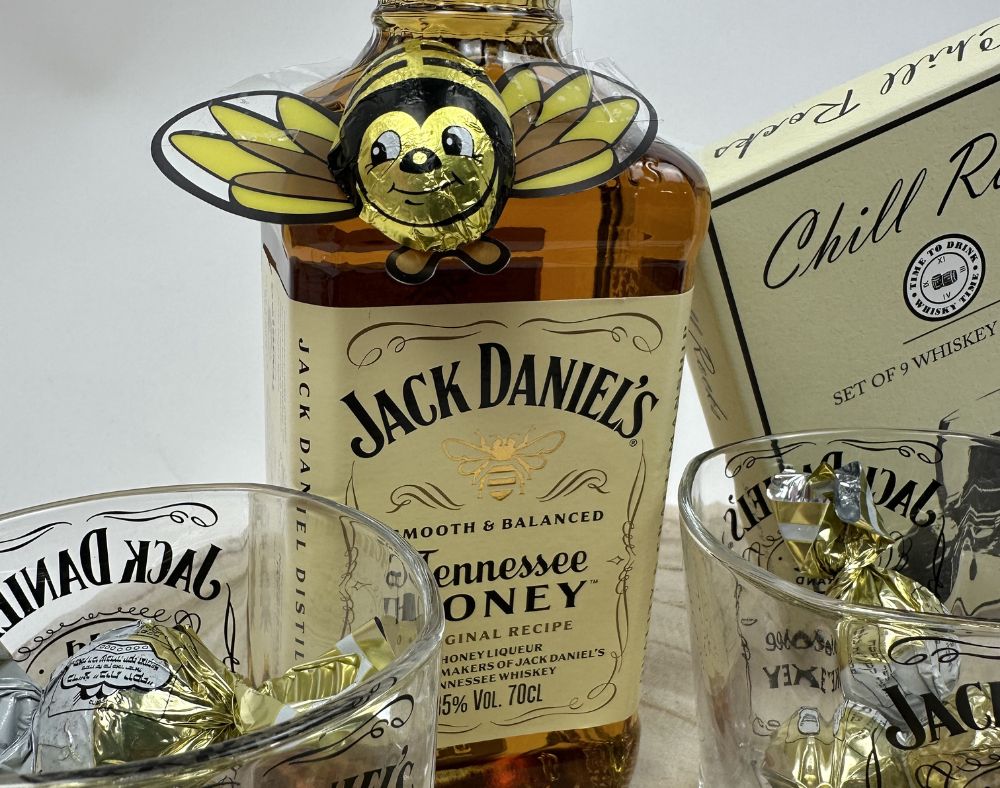 מארז וויסקי ג'ק דניאלס Tennessee Honey עם זוג כוסות מקוריות, סט אבני וויסקי בתיבת עץ, שוקולדי פררו רושה וקישוטי דבורה, מ