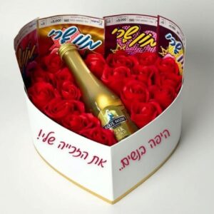 מארז לב אדום עם ורדים, בקבוק יין וכרטיסי גירוד