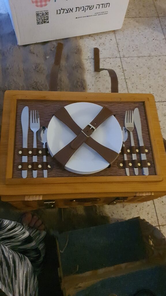 סלסלת פיקניק משפחתית מאובזרת עם כלי אוכל ושתייה בגודל מלא, מוכנה לבילוי בטבע