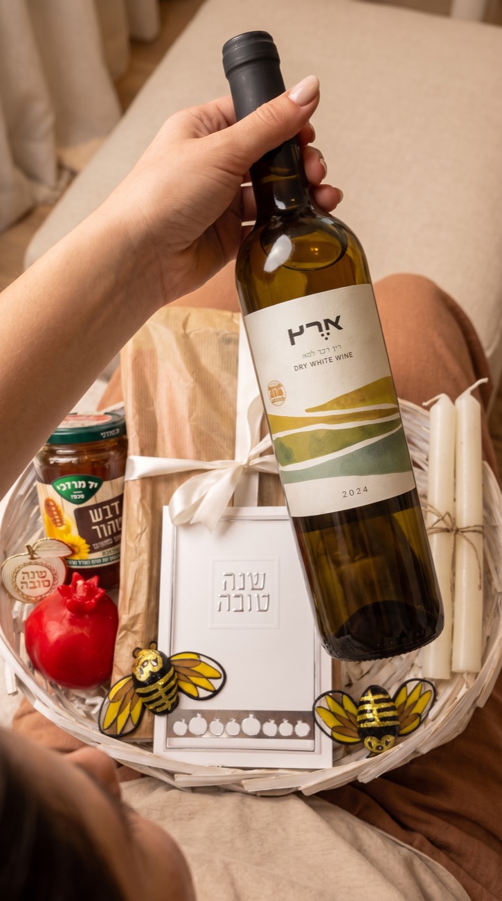 יד מציגה את יין ארץ הלבן ממארז ראש השנה