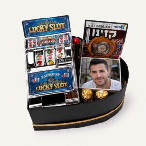 מארז ג׳קפוט - קופסת לב שחורה עם מכונת מזל לחיסכון, כרטיס חישגד קזינו, תמונה אישית ופררו רושה