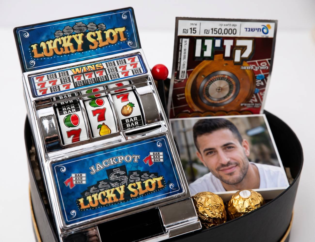 תקריב מכונת המזל לאקי סלוט עם שוקולד פררו רושה ותמונה אישית במארז