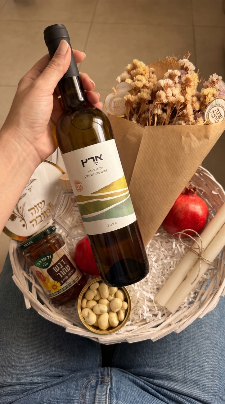 יד מציגה את יין ארץ ממארז שנה מתוקה